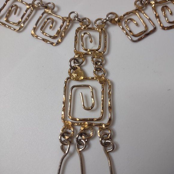 20 Inch Gold Tone Metal Spiral Design Necklace - Picture 4 of 8